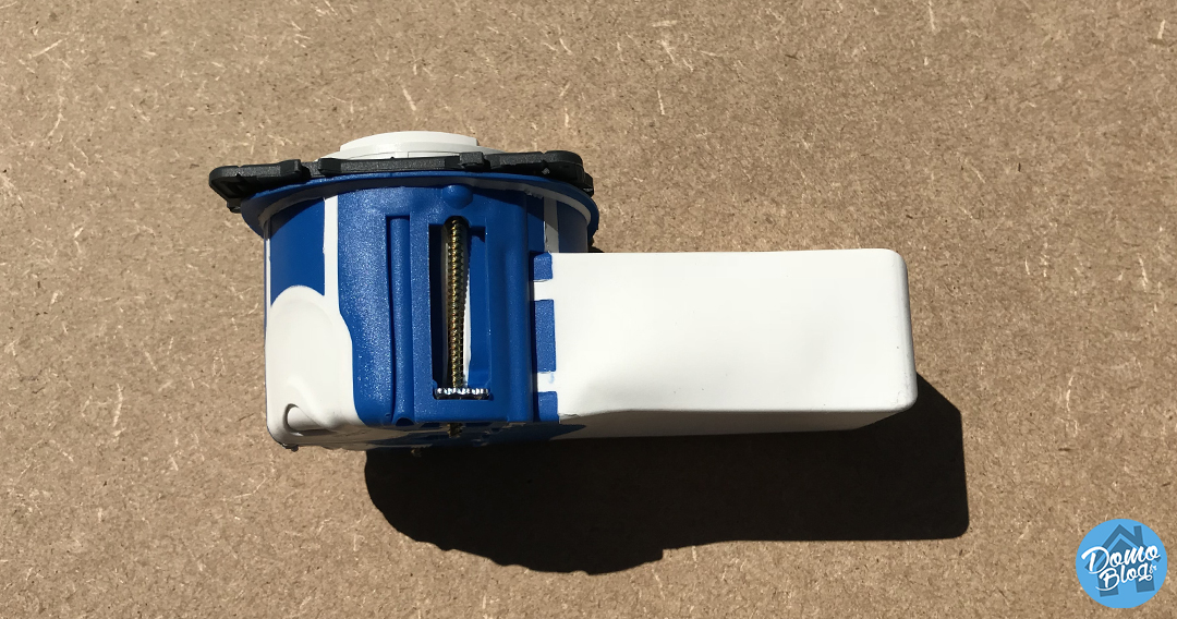 boite-chaussette-encastrement-domotique-iot-module-fibaro-qubino