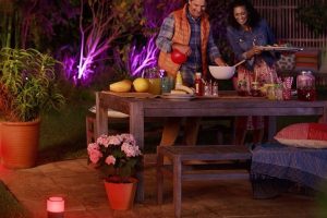 Nous vous l'annoncions il y a quelque mois, la gamme Philips Hue s'est agrandie, faisant place à une nouvelle gamme de lumières connectées à destination de l'extérieur. Si nous en avions parlé avant l'été, nous n'en avons pas beaucoup vu plus durant l'été. La gamme est désormais disponible à l'achat, passons alors cette nouvelle gamme en revue.