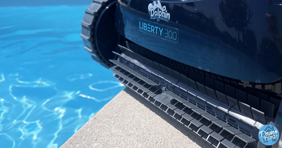 Dolphin LIBERTY 300 🐬 Test du nouveau robot de piscine sans fil de  MAYTRONICS 