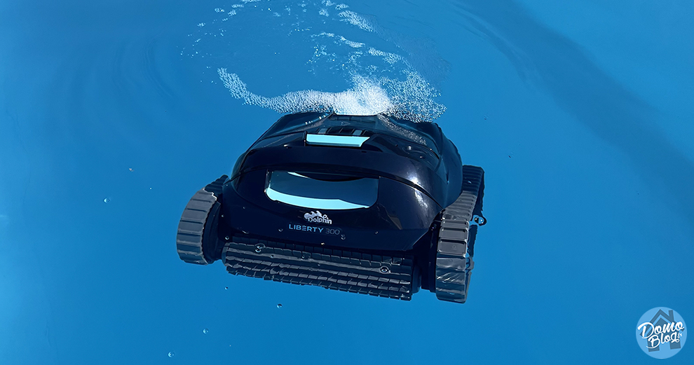 Dolphin LIBERTY 300 🐬 Test du nouveau robot de piscine sans fil de  MAYTRONICS 